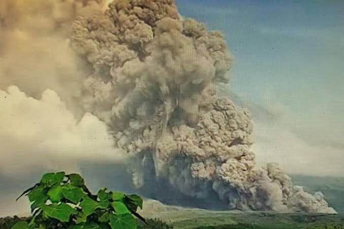 Gunung Semeru Alami 3 Kali Erupsi pada 28 Maret 2025