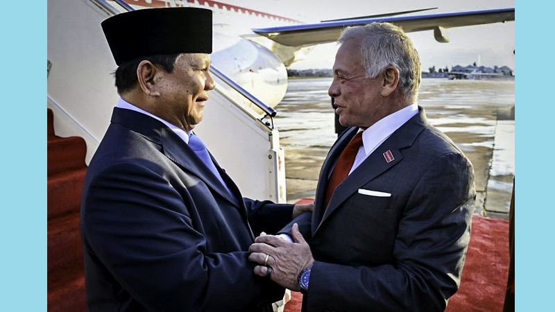 Presiden Prabowo Subianto tiba di Bandar Udara Militer Marka, Amman, Yordania disambut langsung oleh Raja Abdullah II, pada Minggu, 13 April 2025 (BPMI Setpres/Cahyo)