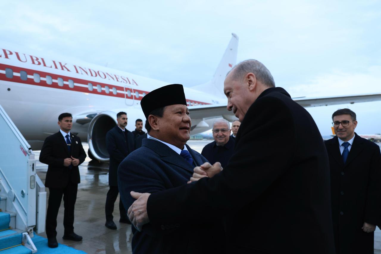 Tiba di Ankara, Presiden Prabowo Disambut Langsung Presiden Erdogan
