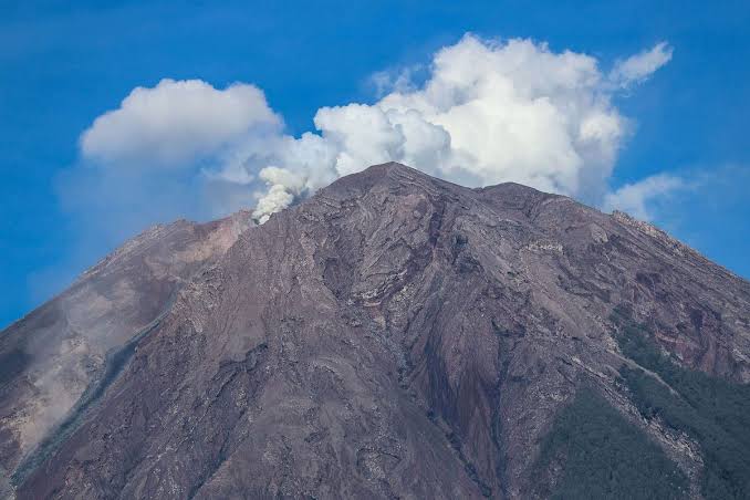 Gunung Semeru Kembali Meletus, Kali Ini Tinggi Letusan Hingga 900 Meter