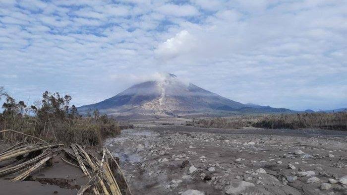 Lagi, Gunung Semeru Erupsi sebanyak Tiga Kali dengan Tinggi Letusan Hingga 600 Meter