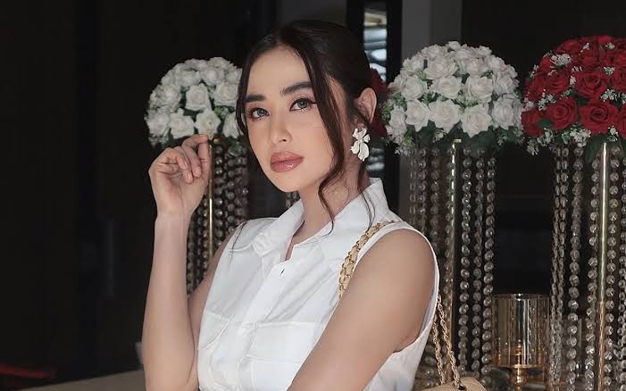 Dewi Perssik Bagikan THR Beras 5 Kilogram dan Uang Rp 10 Ribu