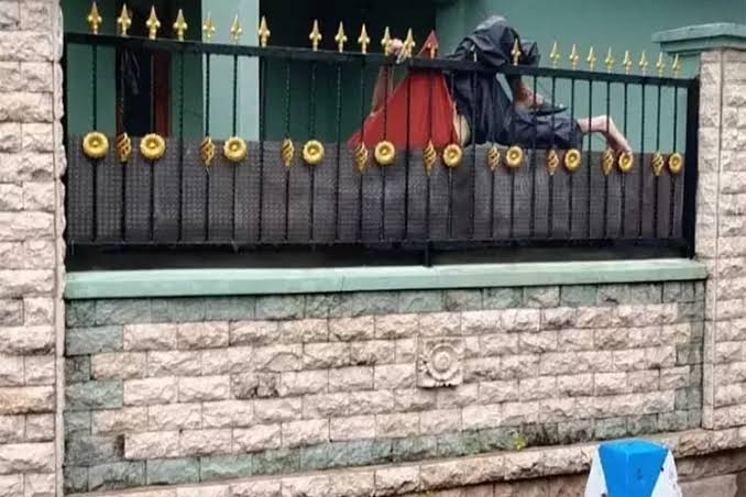 Mayat Pria Tersangkut di Pagar Rumah, Ditemukan di Sidoarjo