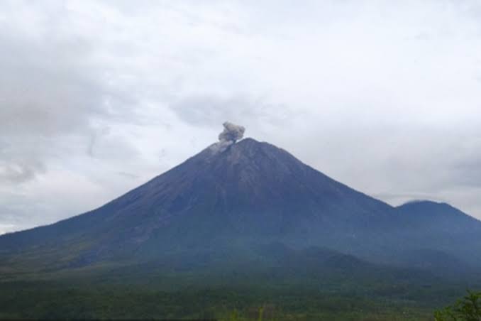 Gunung Semeru Kembali Erupsi pada 5 April 2025, Warga Diminta Menjauh dalam Radius 13 Km