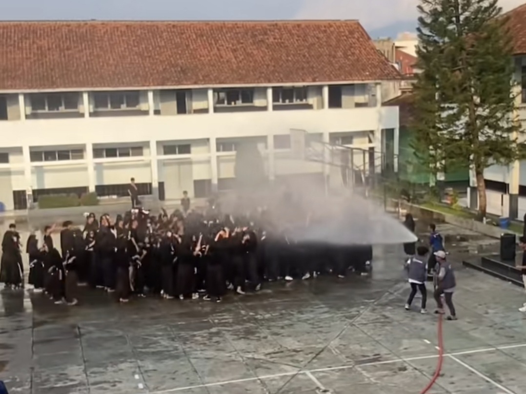 Tanpa Wisuda, Siswa SMK di Bekasi Rayakan Kelulusan Dibantu Damkar