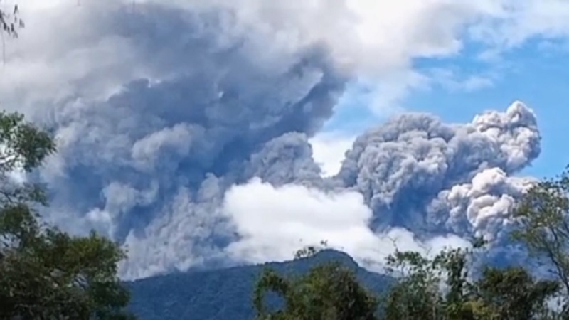 Warga Dengar Dentuman, Gunung Marapi Sumbar Erupsi Dua Kali dengan Lontarkan Asap Pekat