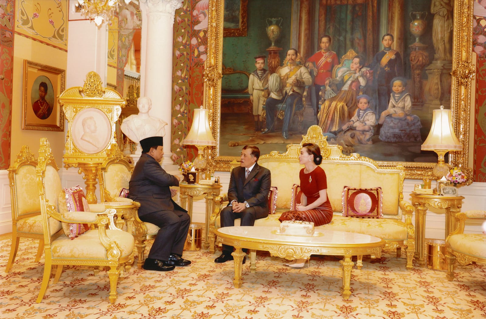 Presiden Prabowo Disambut Hangat Raja dan Ratu Thailand di Amphorn Royal Palace