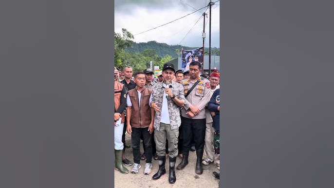 Wakil Bupati Ramzi Ikut Turun, Perbaiki Jalan di Cianjur