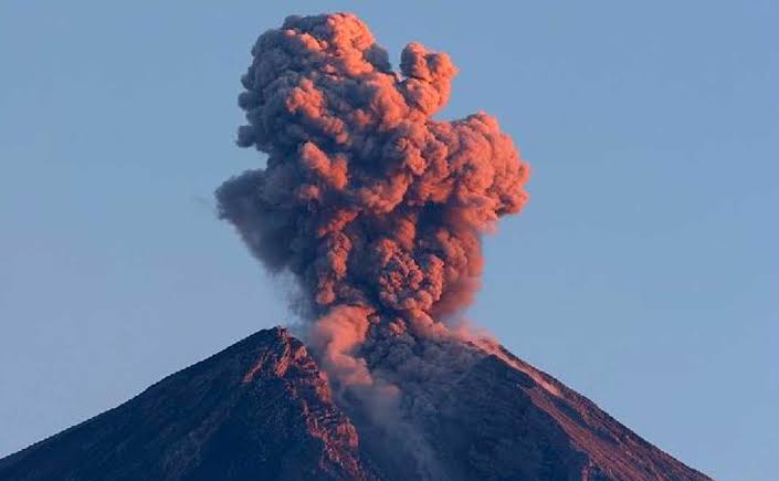 Gunung Semeru Meletus Lagi, Warga Diingatkan Tidak Mendekat Sejauh 8 Kilometer