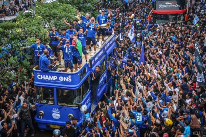 Juarai Liga 1 Sepak Bola, Para Pemain Persib Bandung Disambut Puluhan Ribu Bobotoh