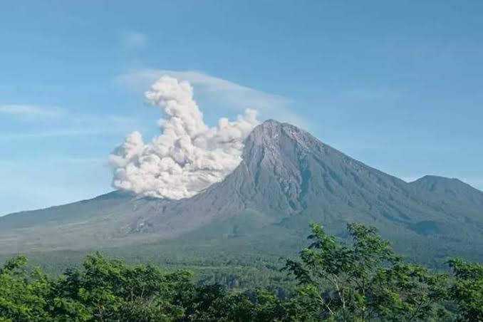 Minggu 25 Mei 2025, Gunung Semeru Kembali Erupsi