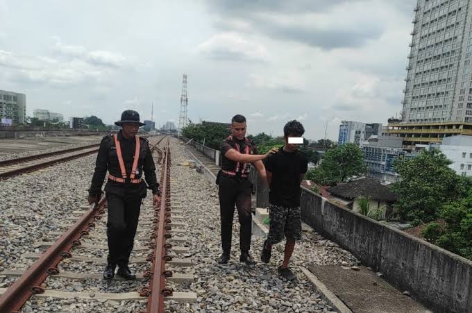 Gagalkan Pencurian Kabel Sinyal Kereta, Seorang Petugas Kebersihan dapat Penghargaan