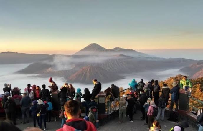 Wisatawan ke Gunung Bromo Tembus 3.000 Orang, Saat Libur Waisak