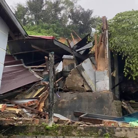 Bencana Tanah Longsor: 3 Rumah Tertimbun di Samarinda, Akses Majalengka - Kuningan Terputus