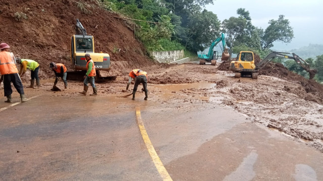 Bencana Tanah Longsor: 3 Rumah Tertimbun di Samarinda, Akses Majalengka - Kuningan Terputus