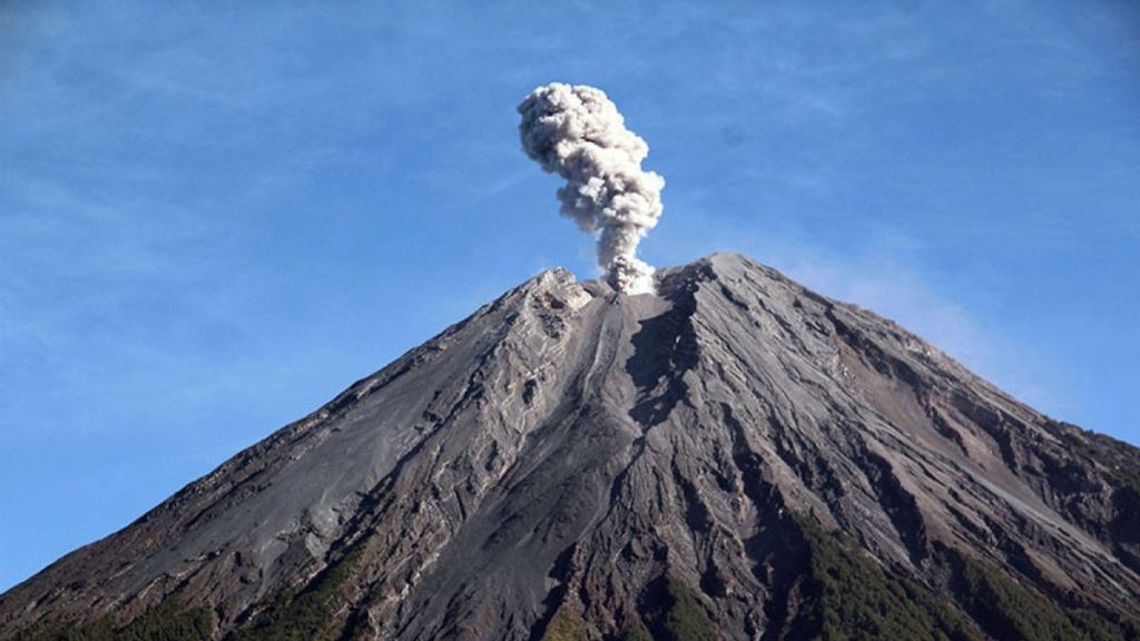 Gunung Semeru Kembali Erupsi, Muntahkan Abu Vulkanik Hingga 1.2 Kilometer ke Langit