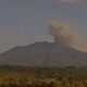 Minggu Pagi Gunung Raung Erupsi dengan Tinggi Letusan 1.200 Meter, Kolom Abu Mengarah ke Tenggara