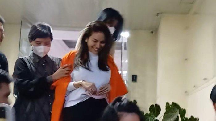Nikita Mirzani Serius Belajar Bikin Jamu di Rutan Pondok Bambu Jakarta