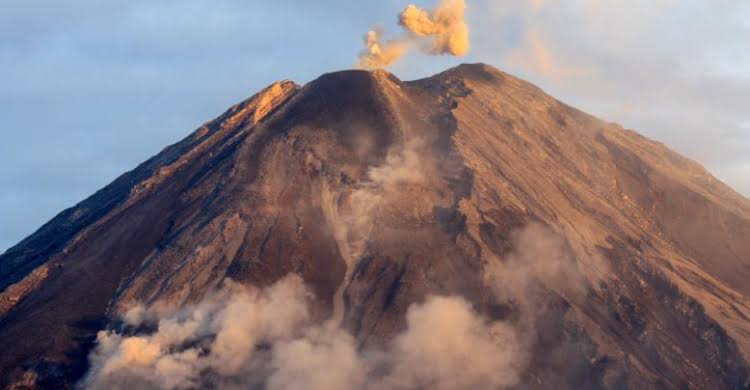 Gunung Semeru Kembali Erupsi, Luncurkan Kolom Abu Hingga 900 Meter