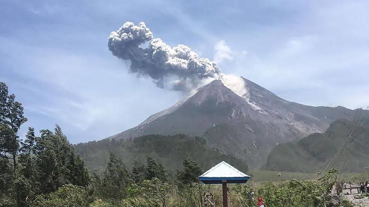 Gunung Merapi Muntahkan 19 Kali Guguran Lava Pijar pada 8 Juni 2025 Dini Hari