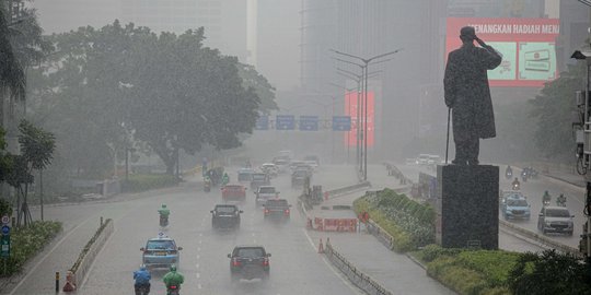 Cuaca Jakarta 4 Juli 2025 : Hujan Disertai Petir pada Sore Hari