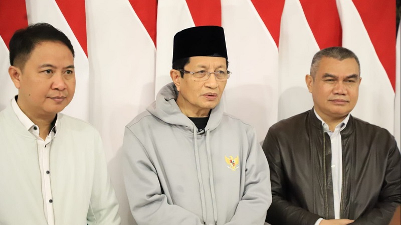 Menteri Agama (Menag) Nasaruddin Umar memberi keterangan pers sebelum bertolak menuju Jeddah, Arab Saudi, Selasa (1/7/2025), mendampingi Presiden Prabowo Subianto