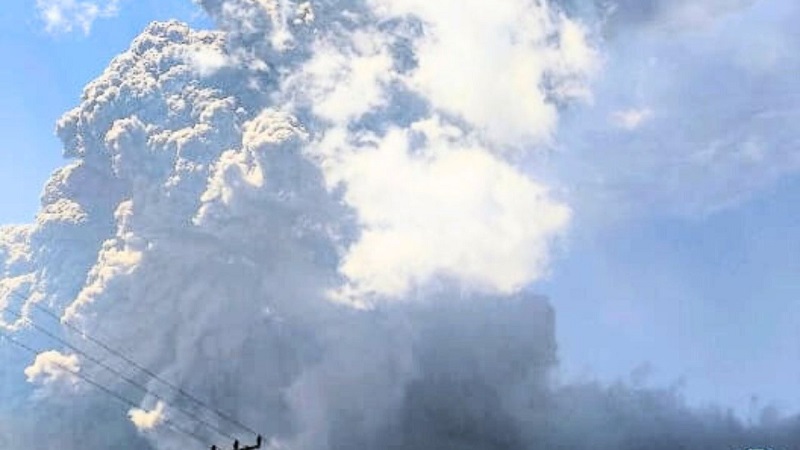 Gunung Lewotobi Laki-laki Erupsi Tertinggi dengan Dentuman, Masyarakat Diminta Waspada