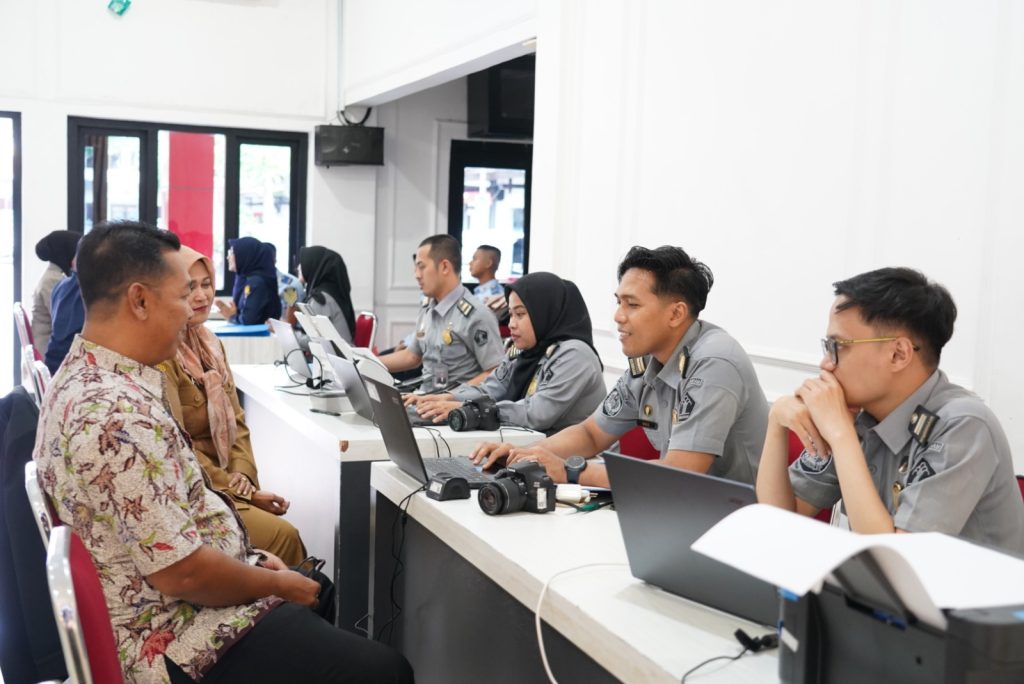 Di HUT Bhayangkara ke-79, Kantor Imigrasi Ponorogo Berkolaborasi dengan Polres Hadirkan Layanan Paspor Simpatik
