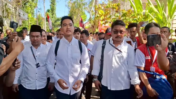 Kaesang Pangarep Menuju Kongres PSI dengan Berjalan Kaki