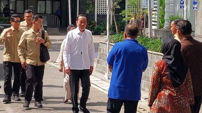 Jokowi 'Bela-Belain' Datang Reunian UGM, Redam Isu Ijazah Palsu