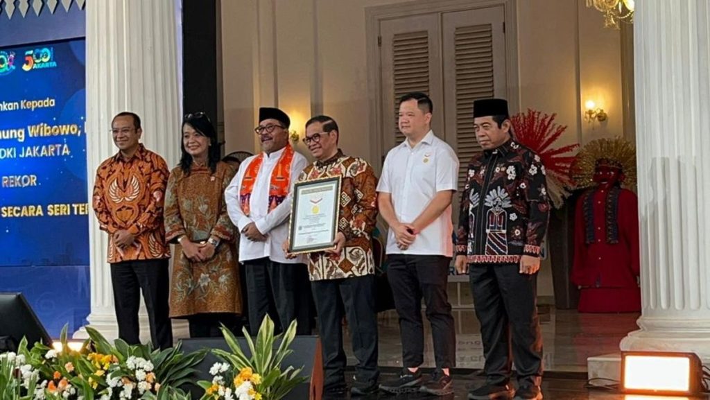 Gubernur Pramono Raih Penghargaan MURI, Terbanyak Distribusikan Tangki Air