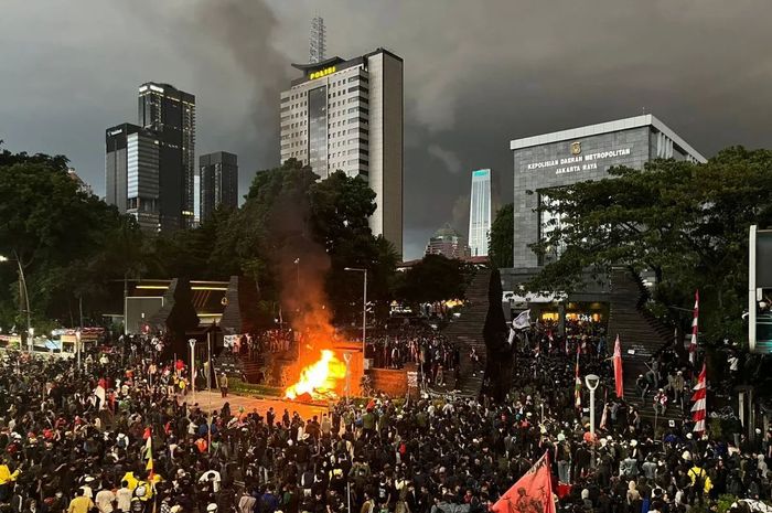 Para Demonstran Masih Bertahan di Polda Metro Jaya, Kondisi Mencekam