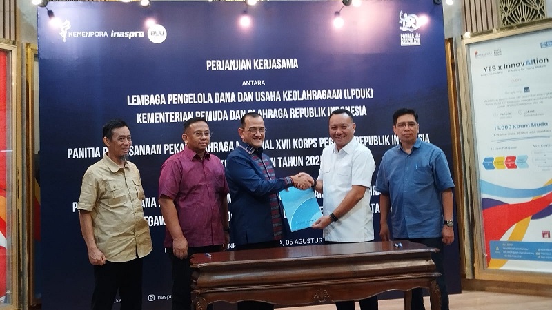 Direktur LPDUK/Inaspro Ferry Juniarto Kono bersalaman dengan Sekretaris Daerah (Sekda) Pemerintah Provinsi Sumsel, Edward Candra usai penandatanganan PKS di Media Centre Kemenpora, Senayan, Jakarta, Selasa (5/8/2025) malam