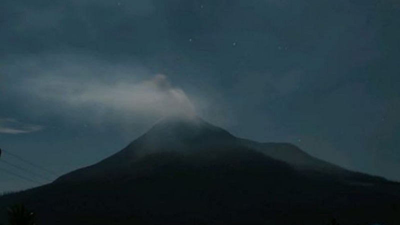 Empat Kali Erupsi, Gunung Lewotobi Laki-laki Lontarkan Letusan Setinggi 600 – 2.000 Meter