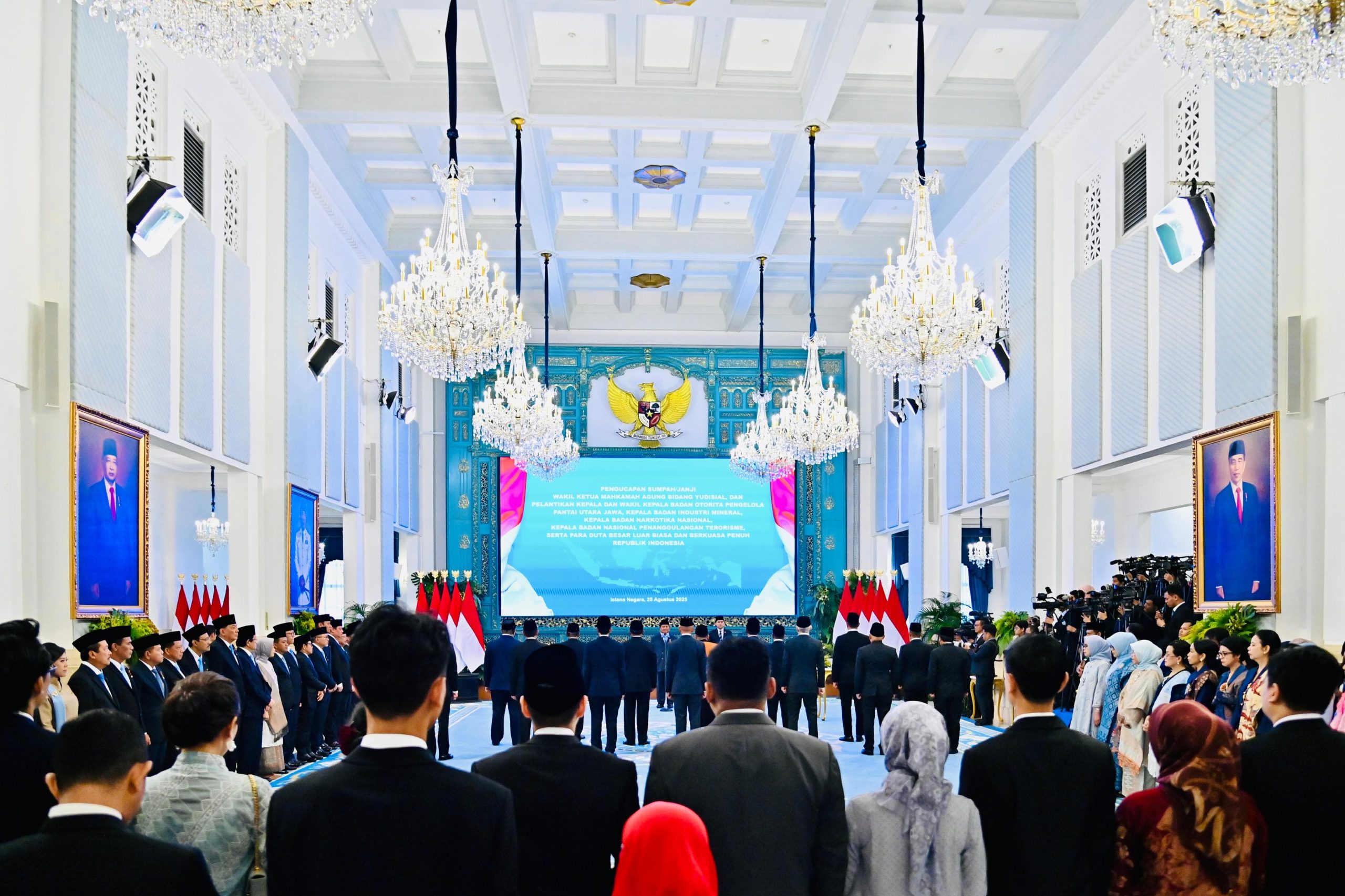 Presiden Prabowo Resmi Lantik 8 Duta Besar Luar Biasa di Istana Negara