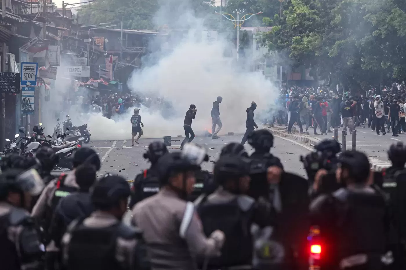 Demo Buruh di Gedung DPR : Sindir DPR Mudah Susun Kenaikan Gaji, Buruh Susah Naik Gaji