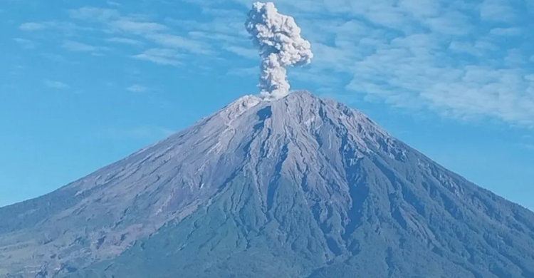 Kamis Pagi, Gunung Semeru Erupsi Empat Kali dengan Lontarkan Abu Setinggi 1 Km