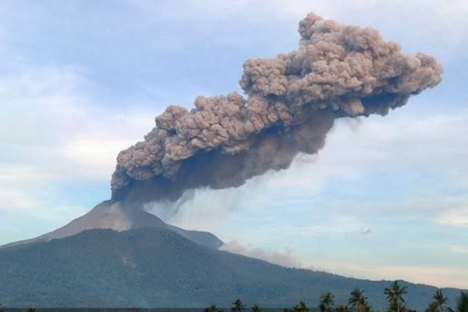 Dampak Gunung Lewotobi Laki Laki Erupsi, Enam Penerbangan Dibatalkan