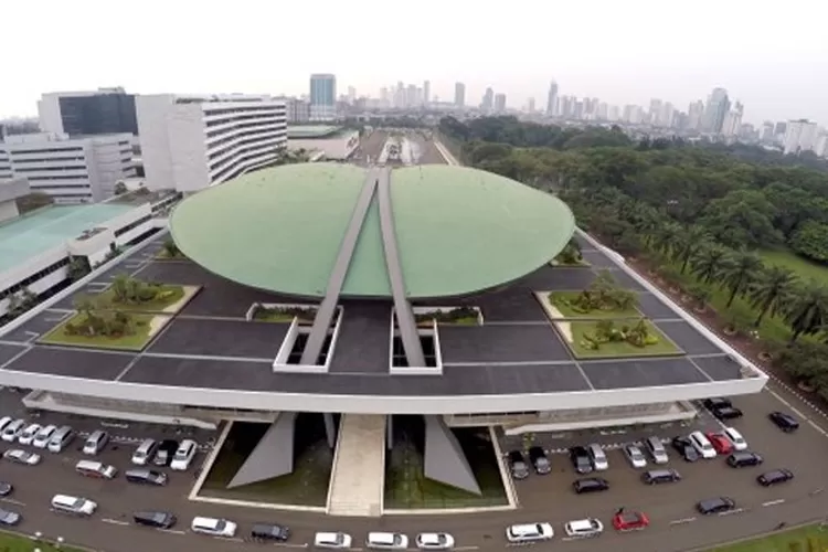 DPR Setujui Larang Menteri & Wamen Rangkap Jabatan Komisaris BUMN