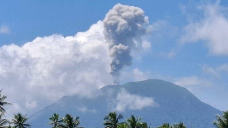 Erupsi Lagi Senin Malam, Gunung Ibu di Malut Tercatat Lima Kali Meletus dalam Sehari