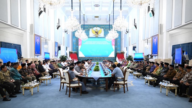 Presiden Prabowo Subianto menggelar silaturahmi dengan tokoh lintas agama, pimpinan partai politik, pimpinan serikat buruh, dan organisasi kepemudaan lintas iman di Istana Negara, Jakarta, pada Senin, 1 September 2025. (BPMI Setpres/Kris)