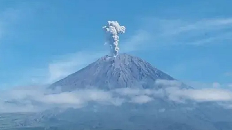 Empat Kali Erupsi dari Pagi hingga Siang, Tinggi Letusan Gunung Semeru Meningkat