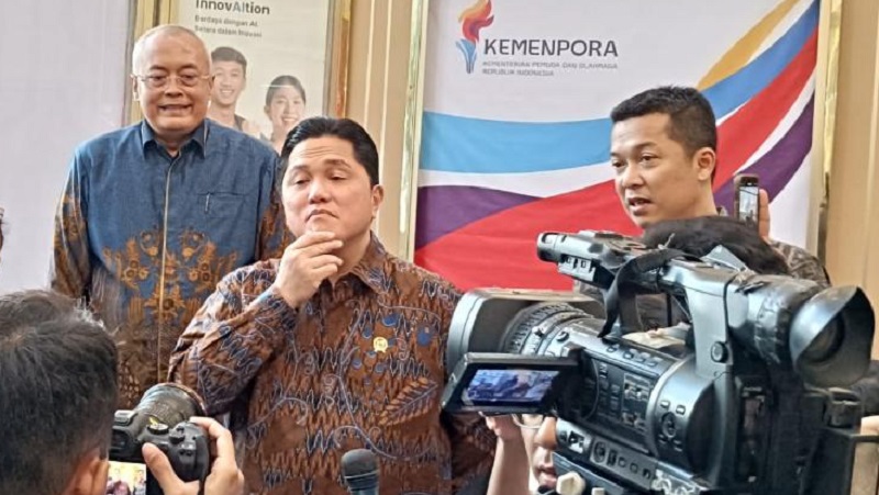 enteri Pemuda dan Olahraga (Menpora) Erick Thohir memberi keterangan kepada wartawan usai mengumumkan pencabutan Permenpora No 14 Tahun 2024 di Media Center Kemenpora, Senayan, Jakarta, Selasa (23/9/2025)