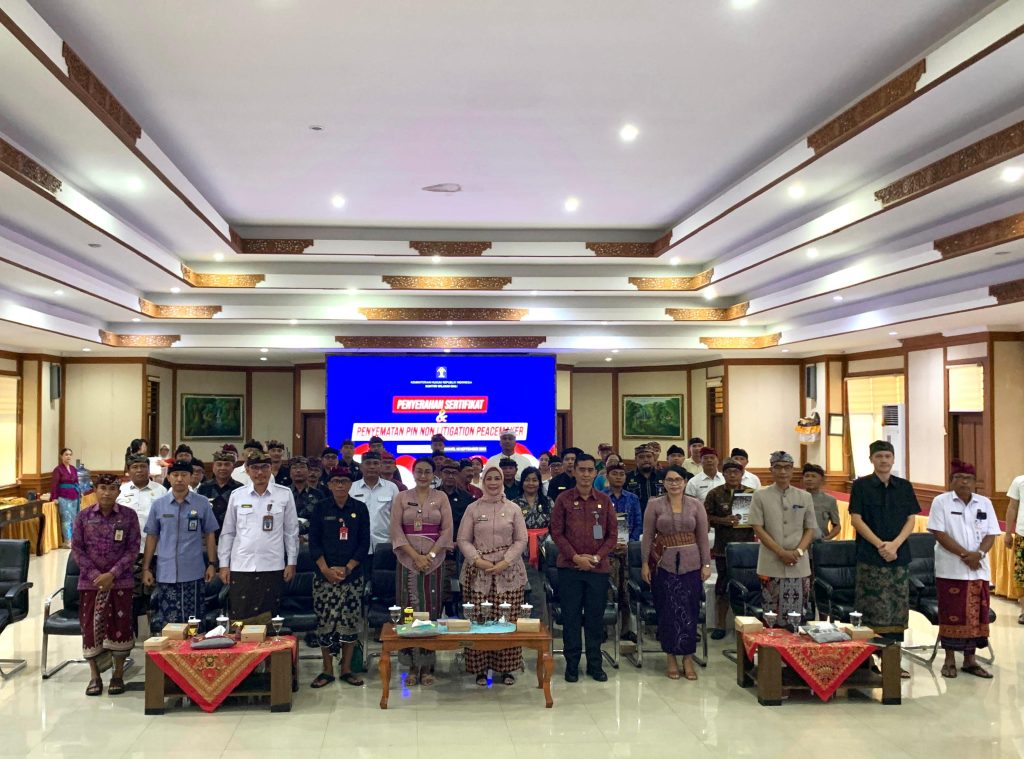 Serahkan 36 Sertifikat Non Litigation Peacemaker, Bukti Kepala Desa/Lurah di Bali Selesaikan Sengketa dengan Damai
