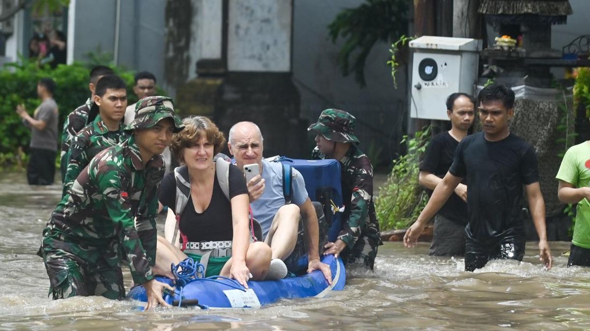 Setelah Bali, Hujan Lebat Diprediksi Bakal Mengguyur Jatim Hingga Jabar