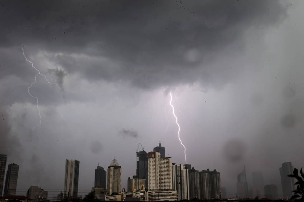 Cuaca Jakarta 2 Oktober 2025 : Waspada Hujan Petir di Malam Hari