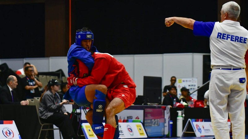 Perjuangan Suryo Nugroho (biru) dari Indonesia untuk merebut perunggu saat bertarung melawan Armen Safaryan  asal Armenia pada kelas 79kg Combat Putra World Youth and Junior SAMBO Championship 2025, Minggu (5/10/2025), di JSI Resort Bogor, Jawa Barat. (Faktual Indonesia/Humas PP Persambi)