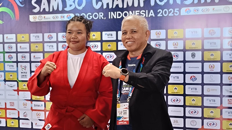 Amelia Devy, peraih medali perunggu World Youth and Junior Sambo Championship 2025, dan Manajer Timnas Indonesia Nurfirmanwansyah, Sabtu (4/10/2025), di JSI Resort Bogor, Jawa Barat. (Faktual Indonesia/Humas PP Persambi)