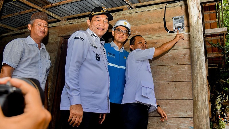Serahkan BPBL di Muba, Menteri Bahlil: Pemerataan Listrik Wujud Nyata Kehadiran Negara bagi Seluruh Rakyat