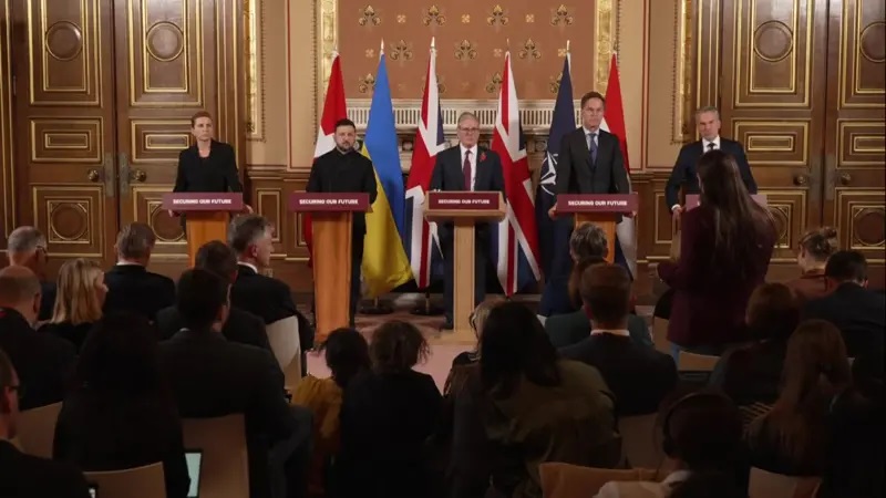 Para pemimpin negara anggota Koalisi Sukarela mendukung Ukraina dalam perang melawan Rusia mengadakan jumpa pers usai pertemuan yang dipimpin Perdana Menteri Inggris Keir Starmer di London, Jumat (24/10/2025). 